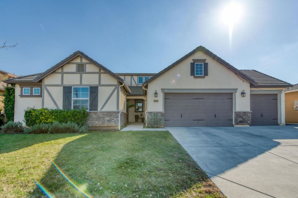 3076 Portals Avenue, Clovis, CA 93619