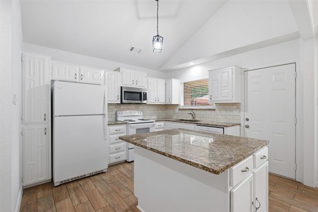 3636 Country Club Drive W, Irving, TX 75038