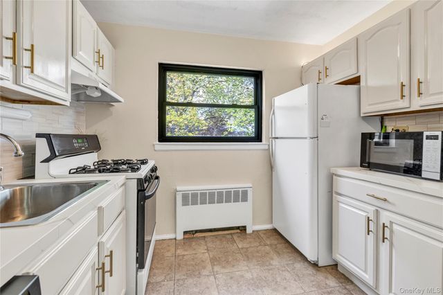 21974 75th Avenue 224B2, Oakland Gardens, NY 11364