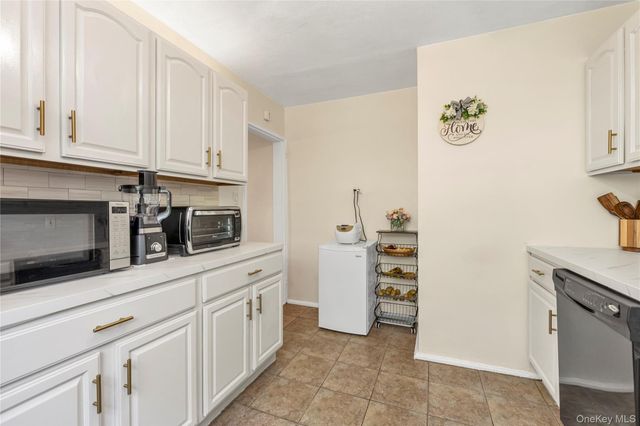 21974 75th Avenue 224B2, Oakland Gardens, NY 11364