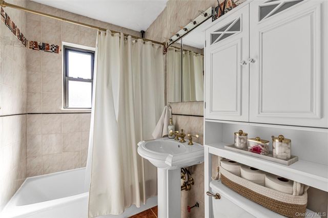 21974 75th Avenue 224B2, Oakland Gardens, NY 11364