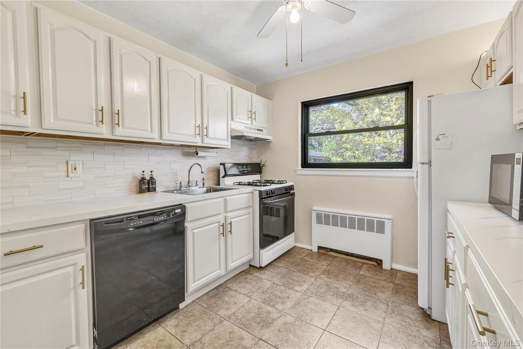 21974 75th Avenue 224B2, Oakland Gardens, NY 11364