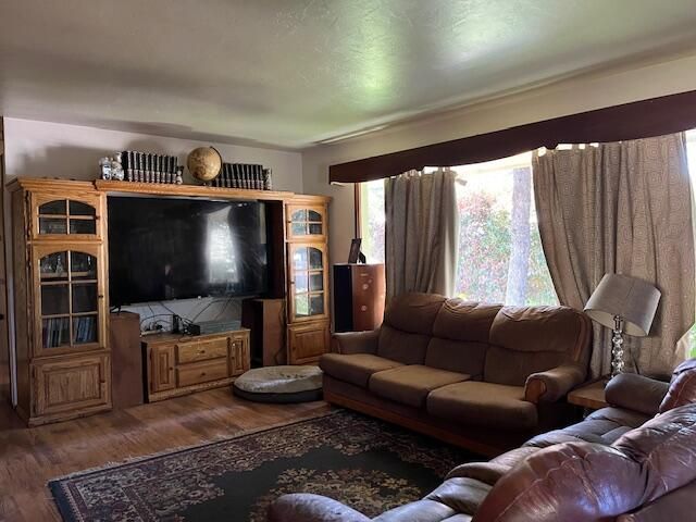 87 Manzanita Avenue, Redway, CA 95560