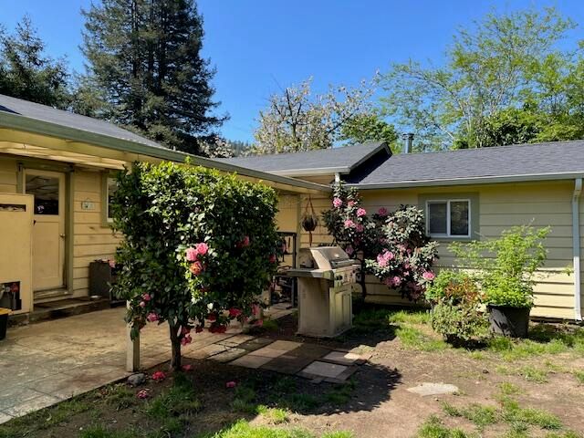 87 Manzanita Avenue, Redway, CA 95560