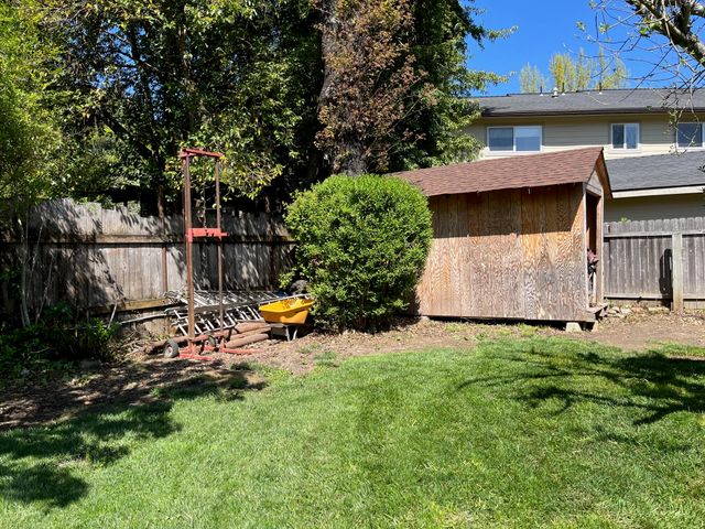 87 Manzanita Avenue, Redway, CA 95560