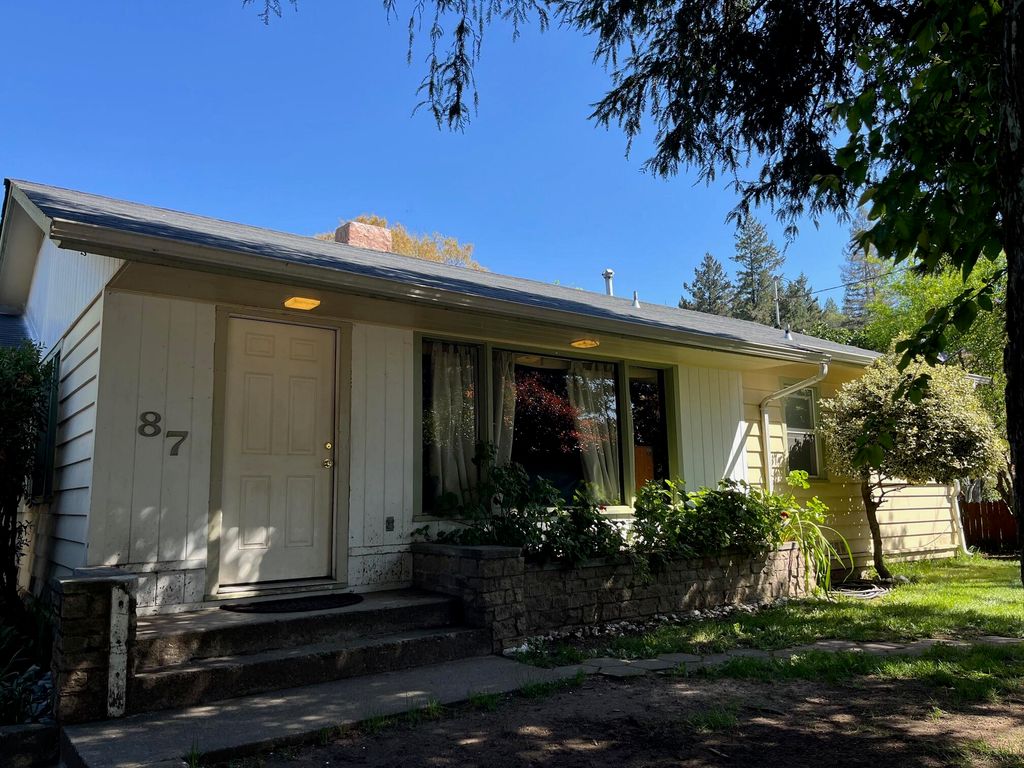 87 Manzanita Avenue, Redway, CA 95560