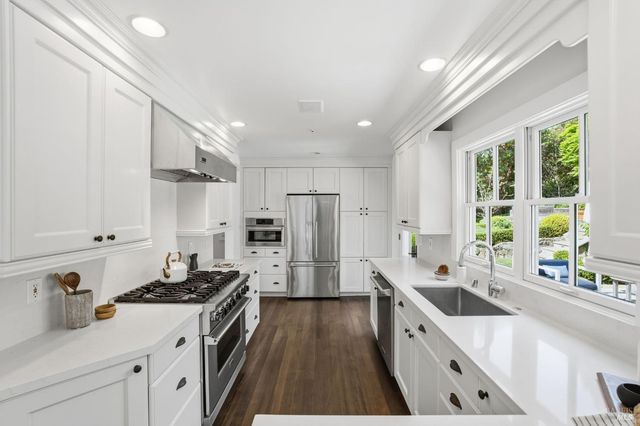 32 Edgewood Ave, Mill Valley, CA 94941