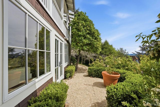32 Edgewood Ave, Mill Valley, CA 94941