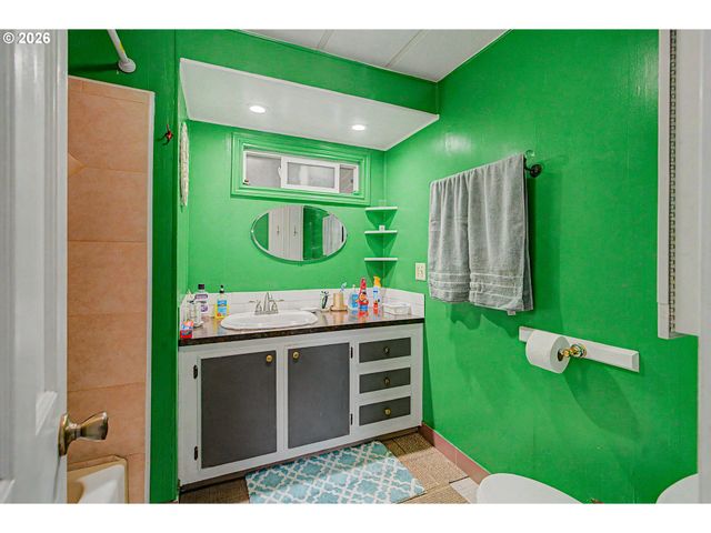 13055 Se STARK St 5, Portland, OR 97233