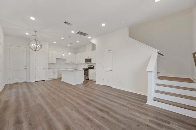 102 E 44th Street C, Houston, TX 77018
