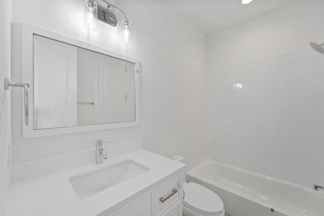 102 E 44th Street C, Houston, TX 77018