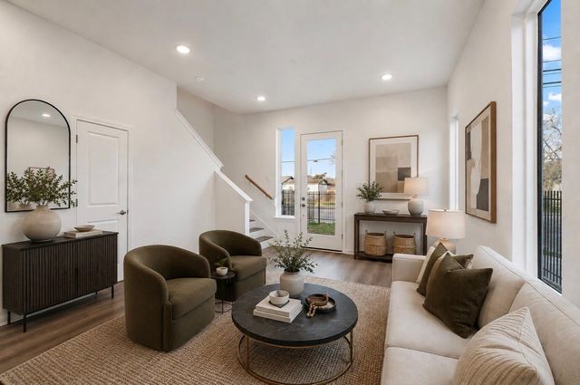 102 E 44th Street C, Houston, TX 77018