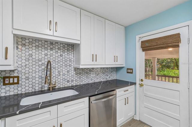 1304 E KNOLLWOOD STREET, Tampa, FL 33604