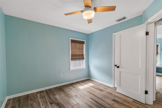 1304 E KNOLLWOOD STREET, Tampa, FL 33604