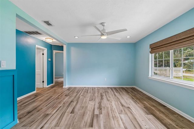 1304 E KNOLLWOOD STREET, Tampa, FL 33604