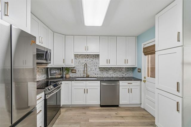1304 E KNOLLWOOD STREET, Tampa, FL 33604