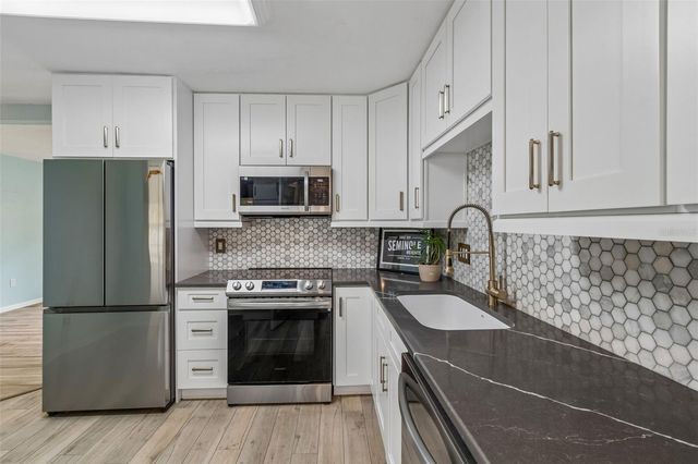 1304 E KNOLLWOOD STREET, Tampa, FL 33604