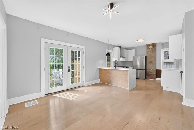 3925 Bridge Avenue, Cleveland, OH 44113