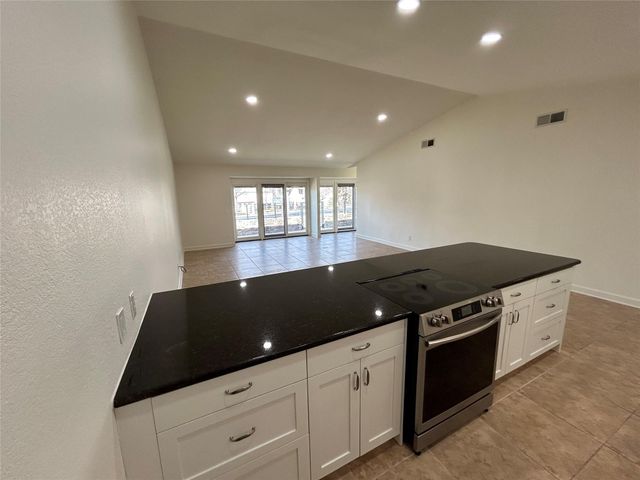 100 Bay Point DR 7, Horseshoe Bay, TX 78657