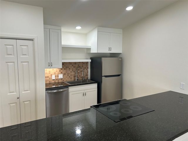 100 Bay Point DR 7, Horseshoe Bay, TX 78657