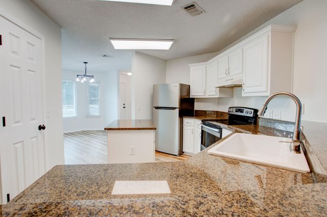 2989 Via Conquistadores, Navarre, FL 32566