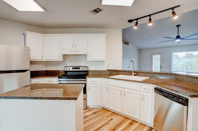 2989 Via Conquistadores, Navarre, FL 32566