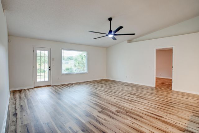 2989 Via Conquistadores, Navarre, FL 32566