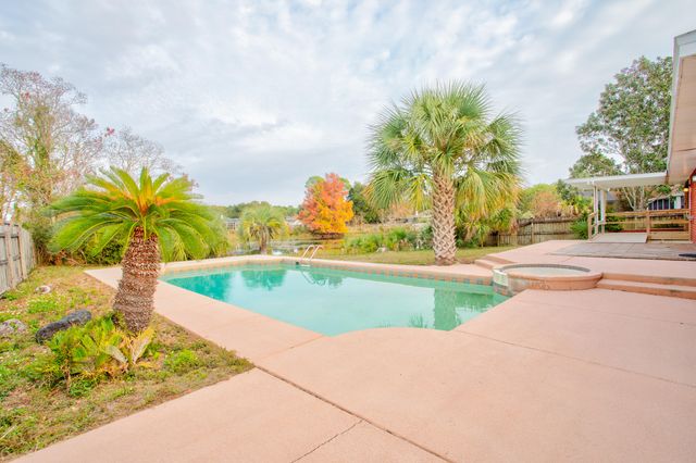 2989 Via Conquistadores, Navarre, FL 32566