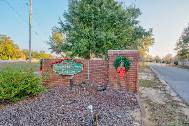 2989 Via Conquistadores, Navarre, FL 32566