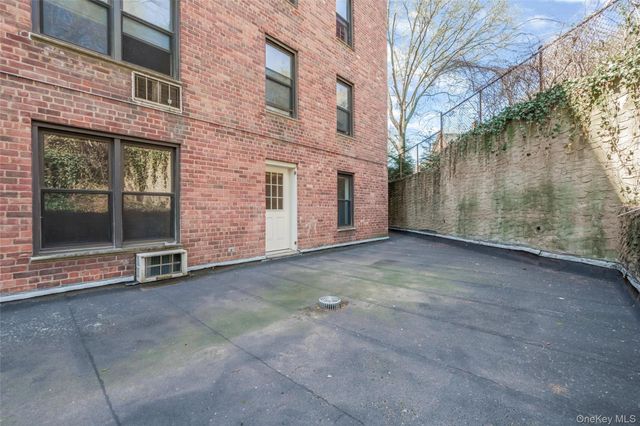 43-25 Douglaston Parkway 1H, Little Neck, NY 11363