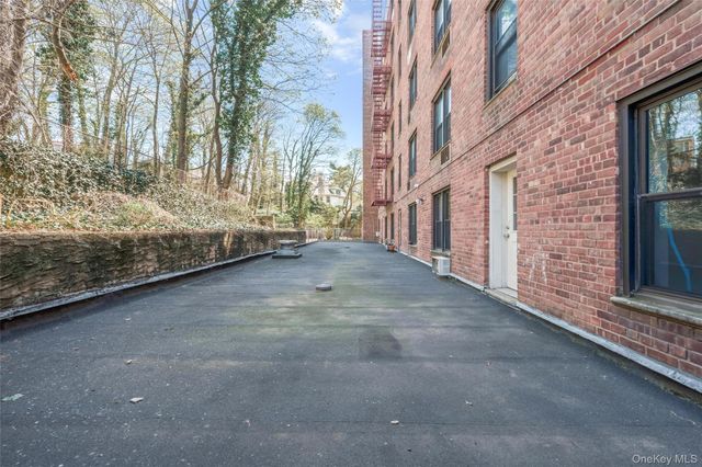 43-25 Douglaston Parkway 1H, Little Neck, NY 11363