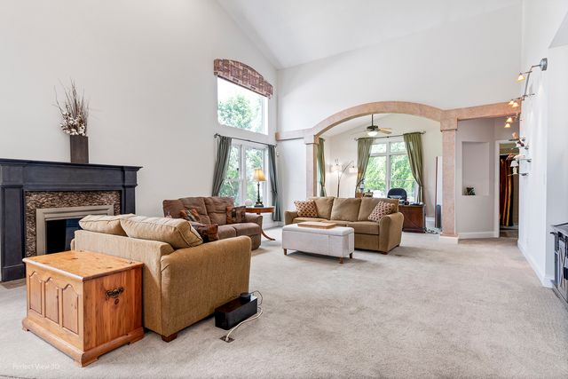2320 Barrett Drive, Algonquin, IL 60102