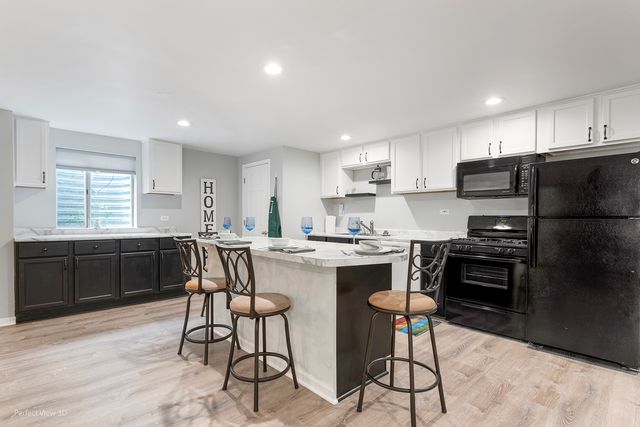 2320 Barrett Drive, Algonquin, IL 60102