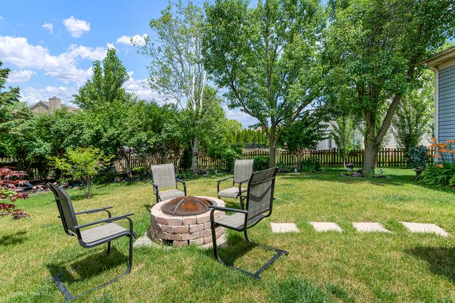 2320 Barrett Drive, Algonquin, IL 60102
