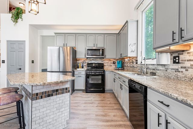 2320 Barrett Drive, Algonquin, IL 60102