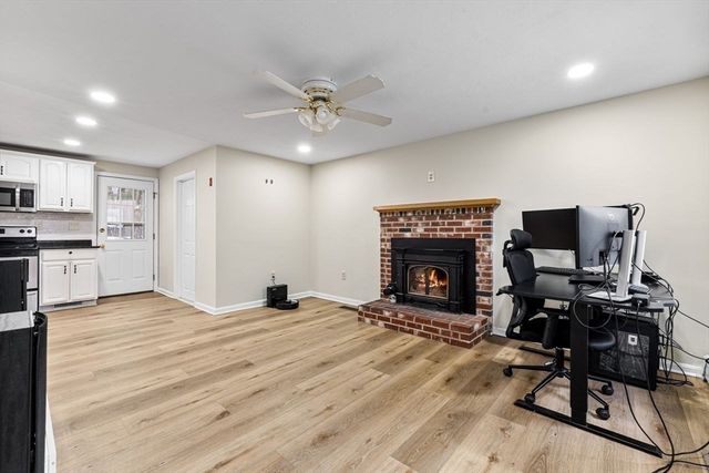 13 Plain St, Upton, MA 01568