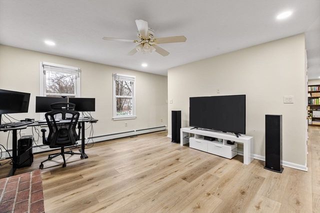 13 Plain St, Upton, MA 01568