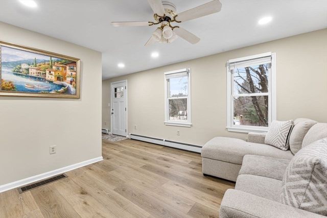 13 Plain St, Upton, MA 01568