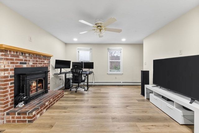 13 Plain St, Upton, MA 01568