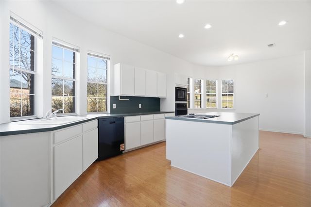 2829 Bent Oaks Drive, Burleson, TX 76028