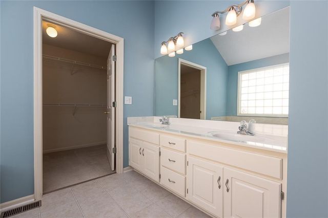 7910 N Locust Street, Kansas City, MO 64118