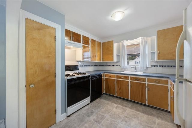 12 Emery St, Methuen, MA 01844