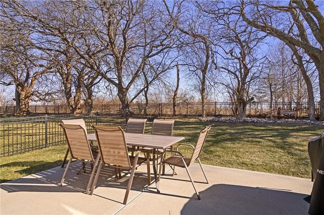 2939 SW Arbor Tree Drive, Lee's Summit, MO 64082