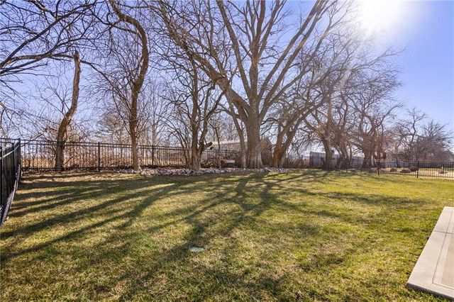 2939 SW Arbor Tree Drive, Lee's Summit, MO 64082