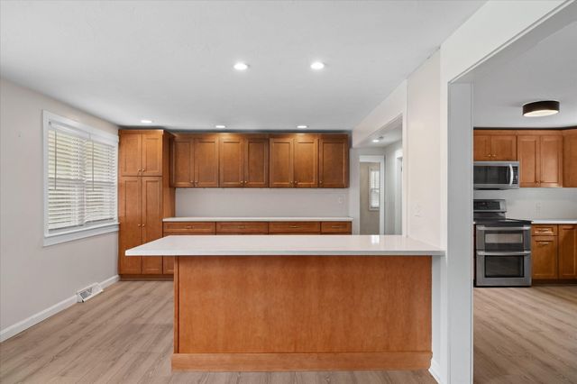19 Cypress St, Oxford, MA 01540