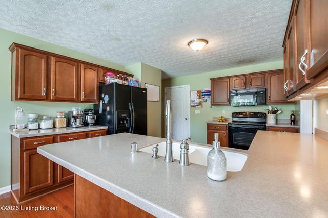 454 Persimmon Dr, Mt Washington, KY 40047