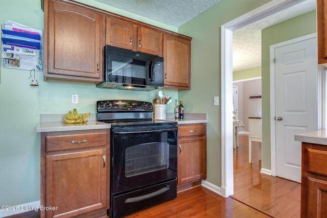 454 Persimmon Dr, Mt Washington, KY 40047