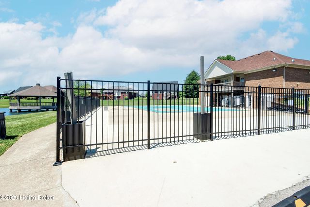 454 Persimmon Dr, Mt Washington, KY 40047