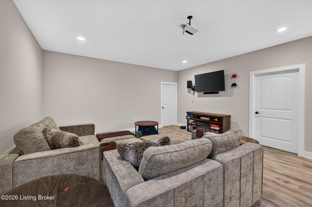 142 Dalton Dr, Fisherville, KY 40023