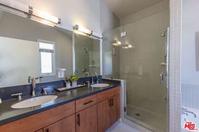 10735 Bloomfield Street 5, Los Angeles, CA 91602